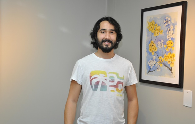 Artista plástico ministra oficina de aquarela para pacientes do HGG