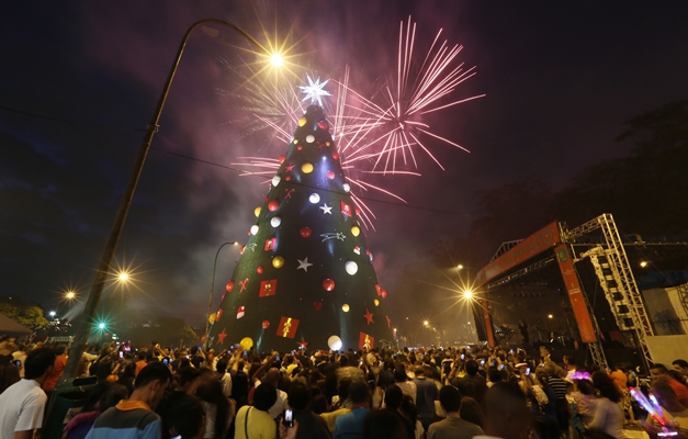 Árvore de natal de 54 metros é inaugurada no Parque Ibirapuera - @aredacao