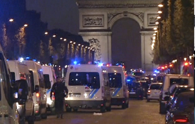 Às vésperas da eleição, atirador mata policial na Champs-Élysées, em Paris