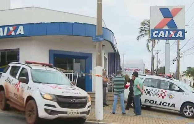 Assaltantes invadem agência bancária pelo telhado e fogem com R$ 800 mil no interior de SP