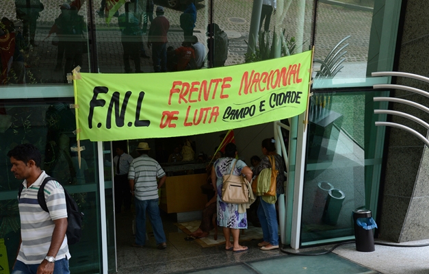 Assentados e acampados que invadiram sede da CNA deixam o local