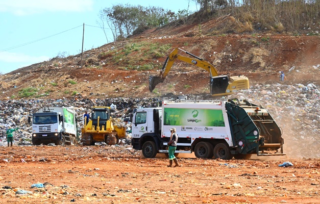 Associação de Resíduos e Meio Ambiente visita aterro sanitário de Goiânia