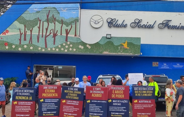 Associados protestam por assembleia geral no Clube Social Feminino 