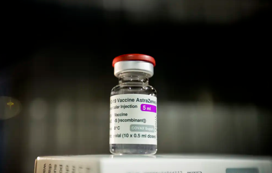 AstraZeneca encerra produção e distribuição de vacina contra a covid-19