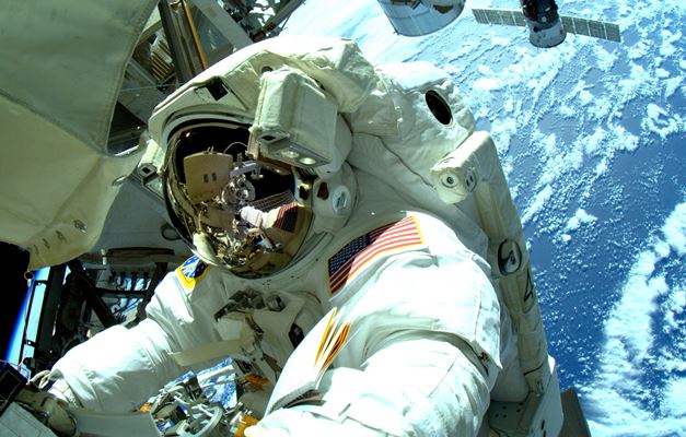 Astronautas da Nasa completam terceira caminhada espacial