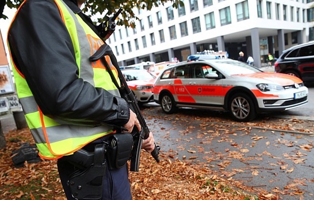 Ataque com faca fere várias pessoas em Munique e polícia procura suspeito