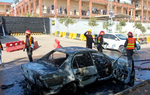 Ataque em frente a tribunal deixa ao menos 12 mortos no Paquistão