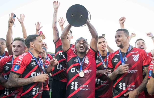 Athletico-PR bate Red Bull Bragantino e é bicampeão da Sul-Americana