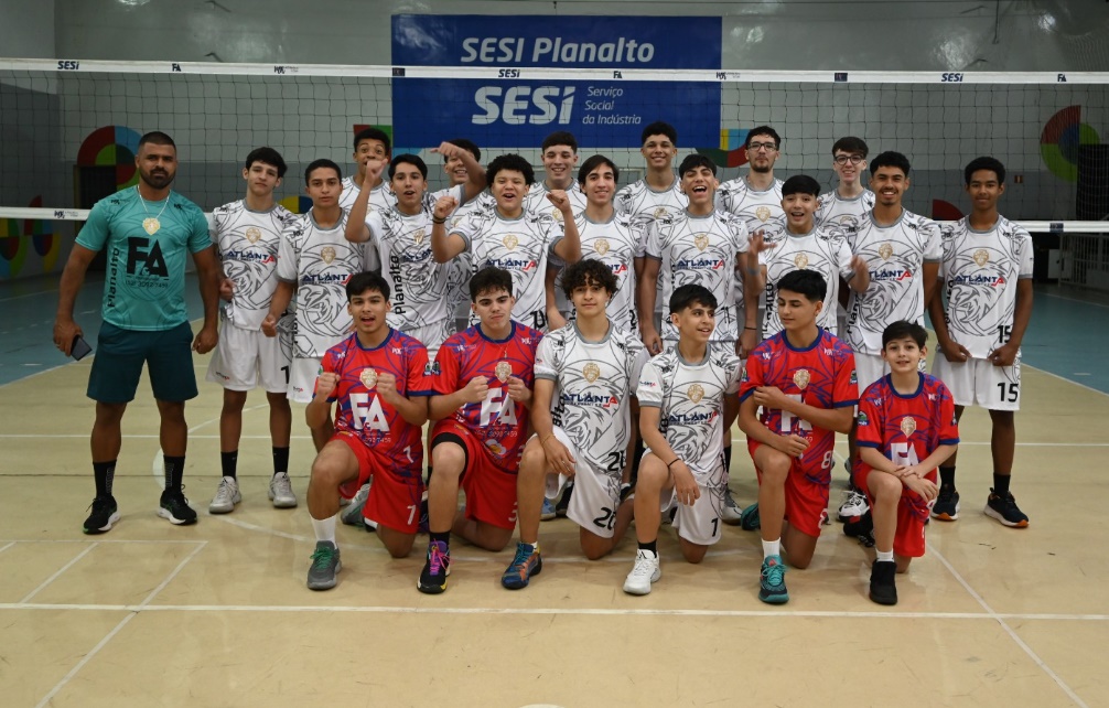 Atletas de vôlei do Sesi Planalto disputam Taça Brasília com apoio coletivo