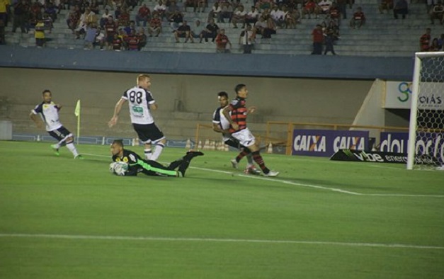 Atlético-GO e Ceará empatam em 2 a 2 no Serra Dourada