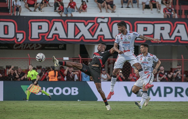 Atlético-GO empata com Operário no Estádio Antônio Accioly em Goiânia