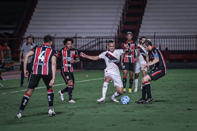 Vila Nova vence o Botafogo-SP por 3 a 1 e fica a três pontos do G4