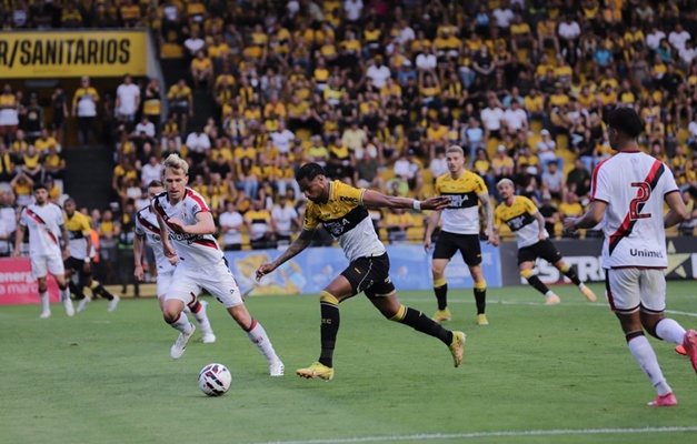 Atlético-GO perde para o Criciúma de 1 a 0 no Estádio Heriberto Hülse