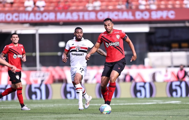 Atlético-GO perde para o São Paulo e permanece na lanterna do Brasileirão