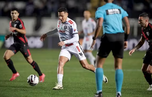 Atlético-GO perde para Operário-PR em jogo com expulsões, pênaltis e VAR