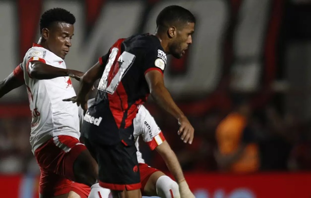 Atlético-GO perde para Red Bull Bragantino e vê adversário encostar no G-6 