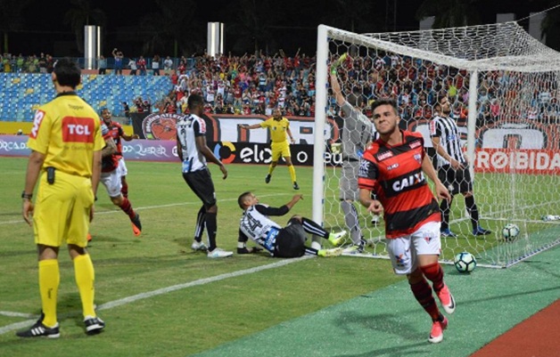 Atlético-GO sai na frente, mas cede empate ao Santos em Goiânia