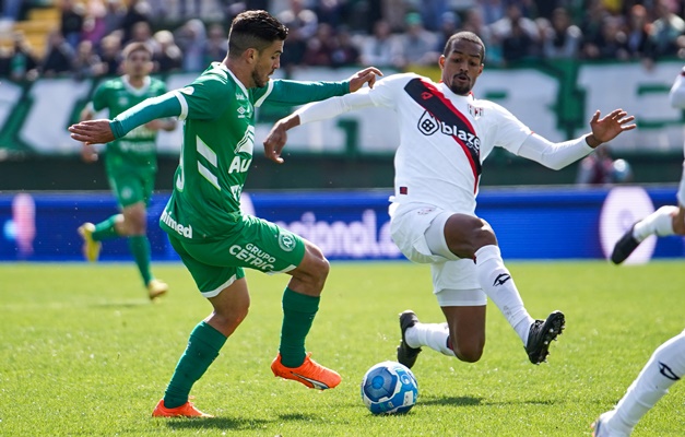 Atlético-GO vence a Chapecoense nos acréscimos  por 1 a 0 em Chapecó