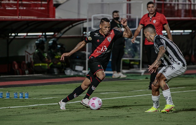 Atlético-GO vence o Atlético-MG de virada por 2 a 1 em Goiânia