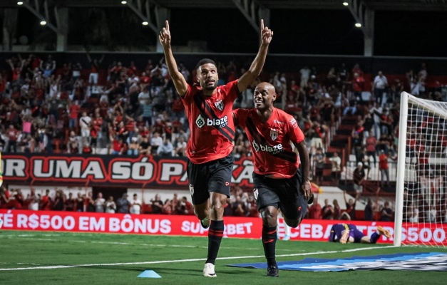 Atlético-GO vence o Brusque por 4 a 2 em Goiânia