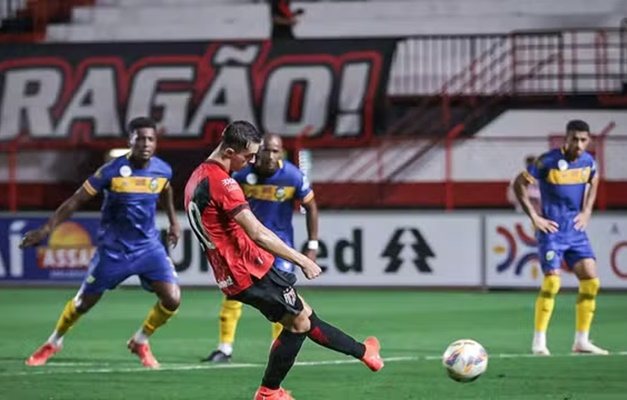 Atlético-GO vence o Iporá com gols de Vagner Love, Maguinho e Shaylon