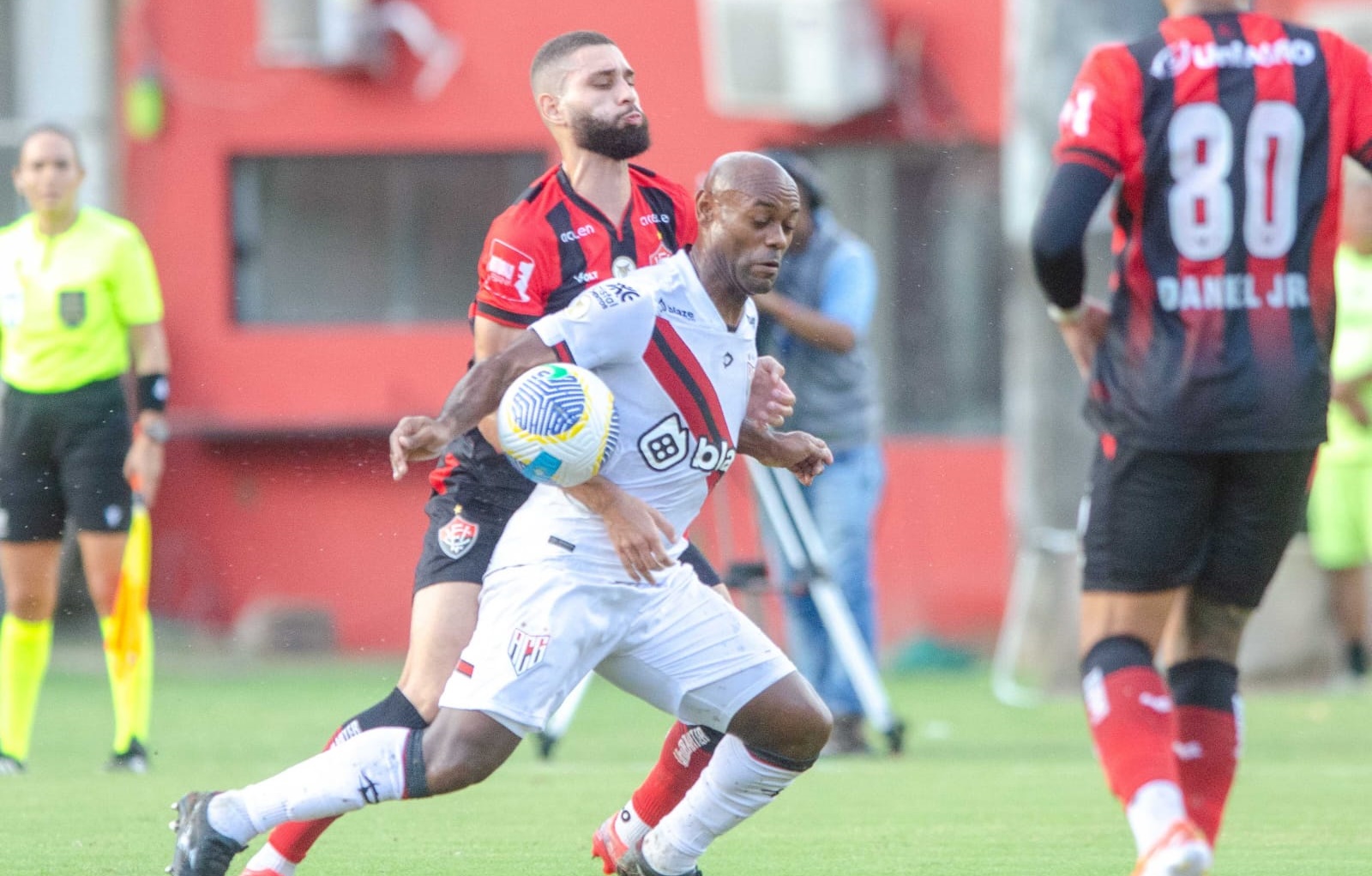 Atlético-GO vence o Vitória em duelo pela Série A do Brasileirão 