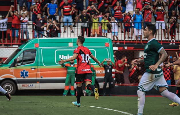 Atlético Goianiense vence o Goiás por 2 a 1 no estádio Antônio Accioly