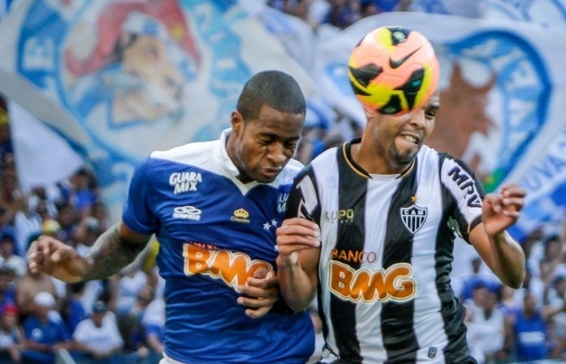 Atlético-MG marca no fim e derrota Cruzeiro por 3 a 2 no Mineirão