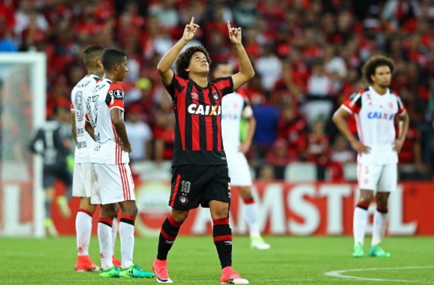 Atlético-PR devolve 2 a 1 no Flamengo e assume ponta do grupo 4