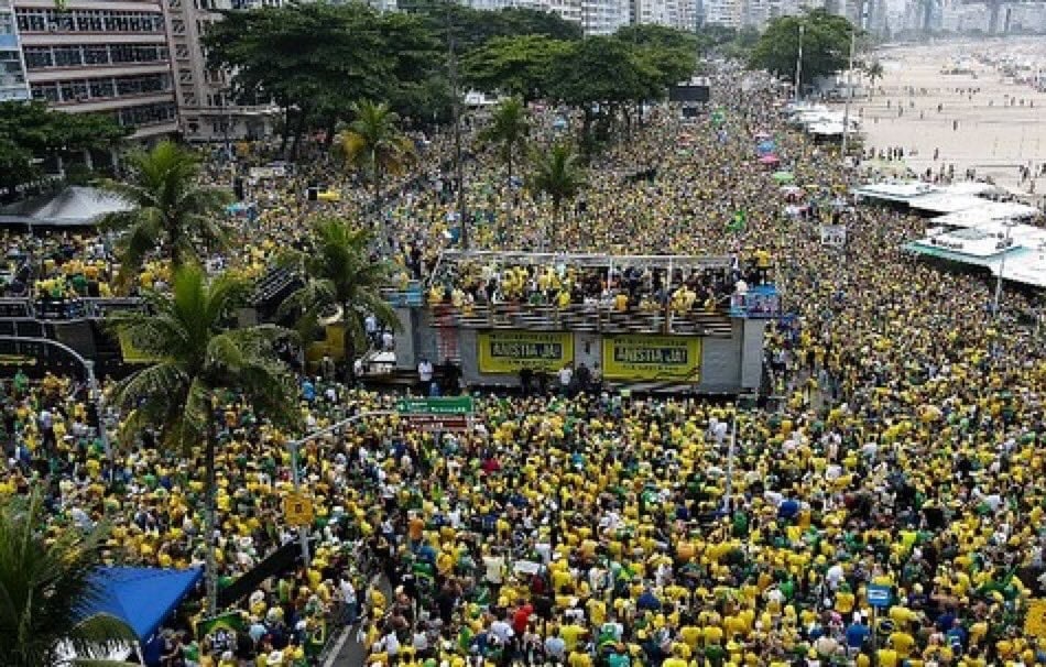 Ato de Bolsonaro reúne milhares de pessoas no Rio de Janeiro