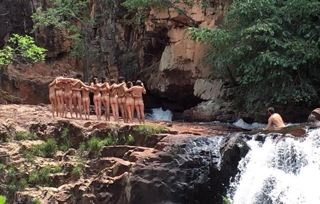 Atores da Globo posam nus na Chapada dos Veadeiros e foto divide opiniões