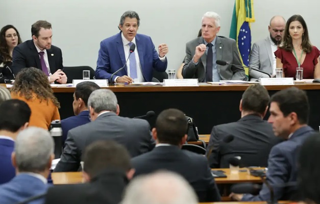 Audiência com Haddad é encerrada após tumulto entre deputados