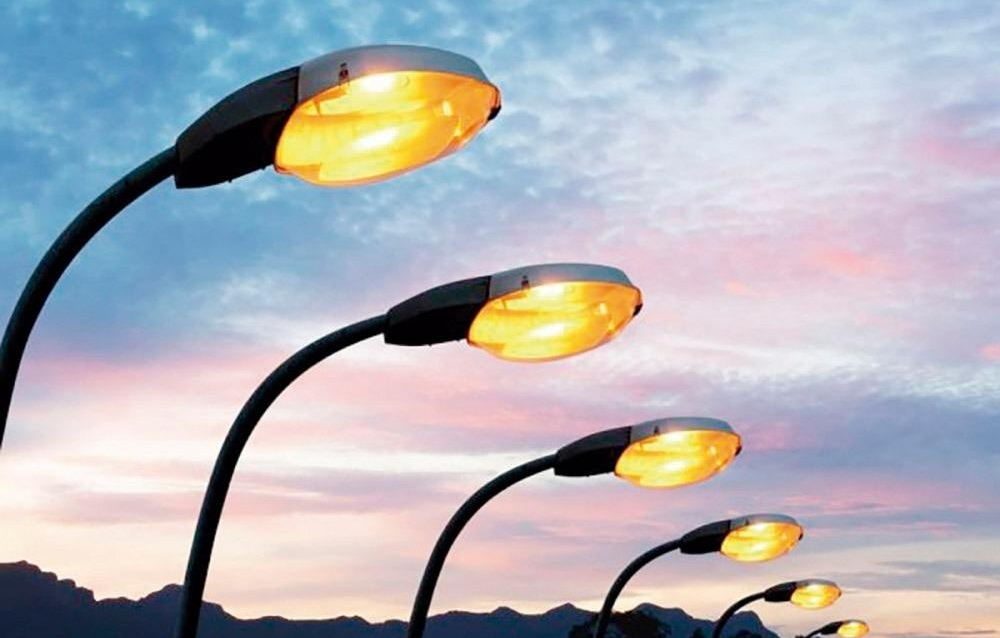 Aumenta fatia de habitantes em vias com iluminação pública e pavimentadas, afirma IBGE