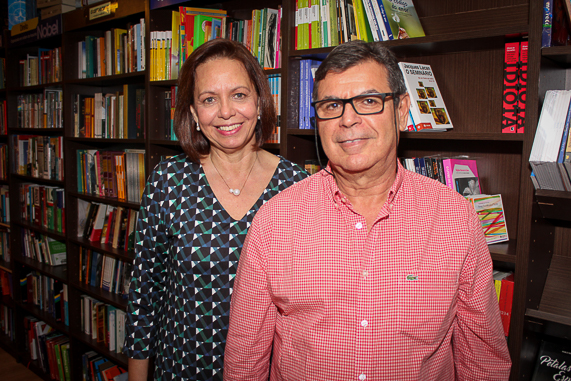 Autógrafos marcam lançamento do livro de Gilberto Mendonça Teles; veja