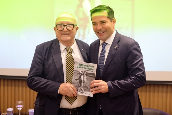 Autoridades prestigiam lançamento de biografia de Joveny Cândido de Oliveira