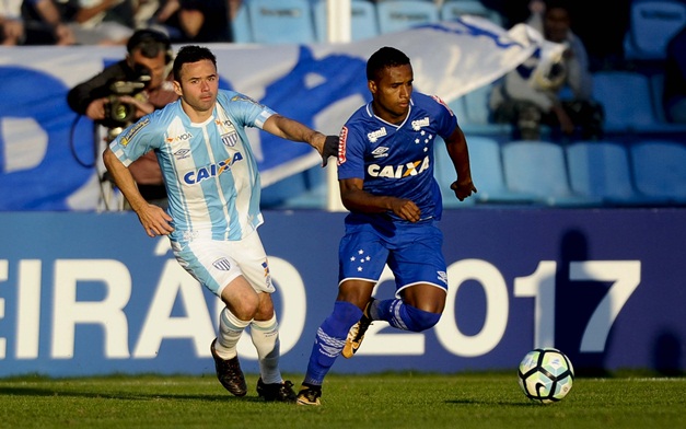 Avaí vence o Cruzeiro e confirma reação para deixar zona da degola do Brasileirão