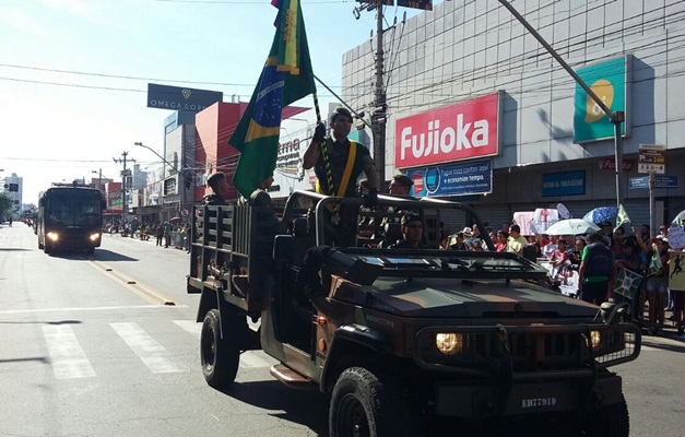 Avenida 24 de Outubro recebe o tradicional desfile cívico-militar