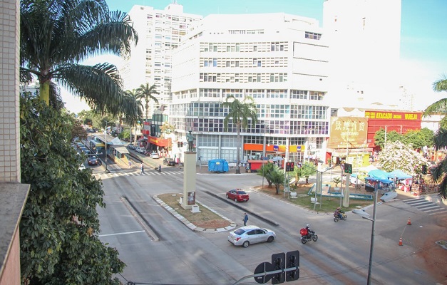 Avenida Anhanguera e seu marco como eixo comercial de Goiânia