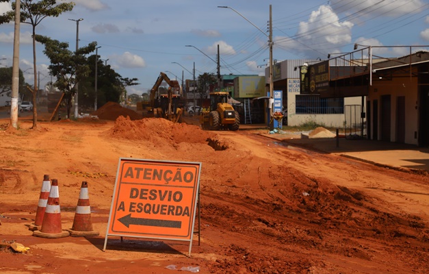 Avenida das Nações tem desvios para construção de trincheira em Aparecida