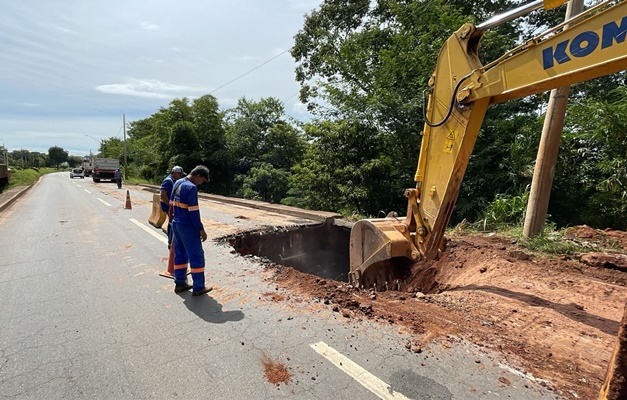 Avenida Perimetral Norte recebe serviço de recuperação asfáltica