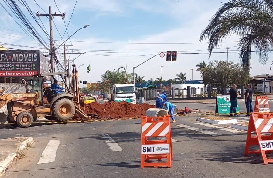 Avenida T-9 tem bloqueio para realização de obras na rede pluvial