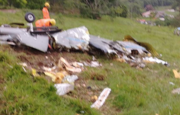 Avião cai e deixa mortos no interior de Minas Gerais