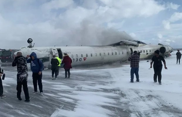 Avião capota durante pouso no Canadá e deixa oito feridos