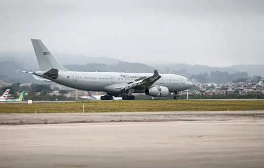 Avião com 221 brasileiros repatriados do Líbano chega em Guarulhos