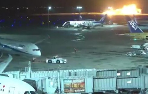 Avião com 379 passageiros bate em outra aeronave e pega fogo no Japão