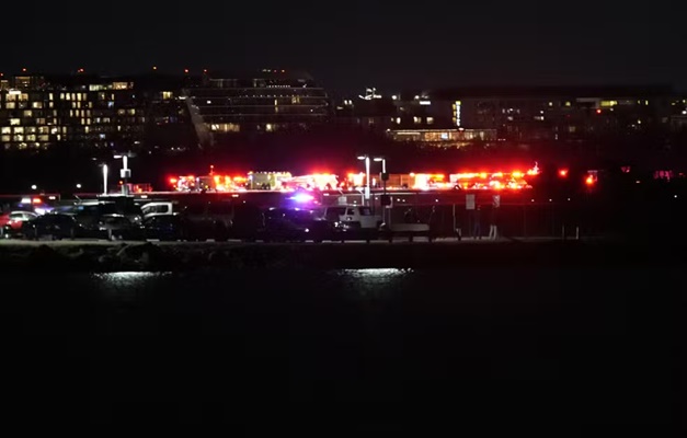 Avião comercial e helicóptero militar colidem em Washington