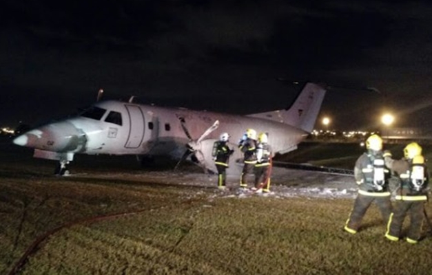 Avião da FAB faz pouso de emergência no Rio após colidir com pássaro