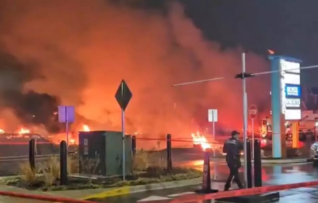 Avião de pequeno porte cai logo após decolar na Filadélfia e provoca incêndio em casas