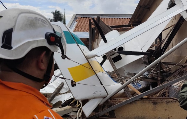 Avião de pequeno porte cai sobre casa em Goiânia