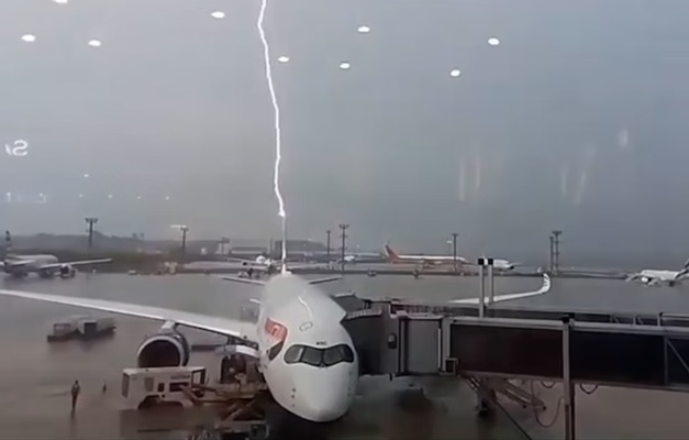 Avião estacionado no Aeroporto de Guarulhos é atingido por raio